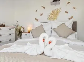 Business I Family Apartment I 1-4 Personen - Aare Blick, nahe Altstadt I Beamer - 99" Leinwand I Terrassen Lounge und Parkplatz