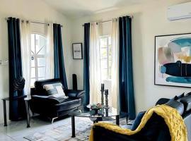 Chic Home near Puerto Seco in Discovery Bay, hotel i Discovery Bay