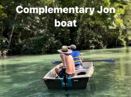 Weeki Wachee Retreat Canal home with hot tub kayaks canoe and boat with trolling motor included, hotel i Spring Hill