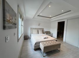 Luxury flat direct line Central Paris, hotel que aceita pets em Asni&egrave;res-sur-Seine