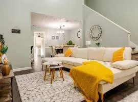 Cozy home with BBQ grill, Firepit, Basketball and Foosball