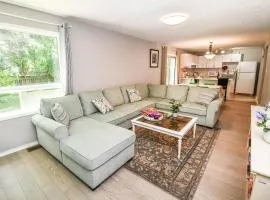 Lake Simcoe Retreat 5 Bedroom Vacation Home Near Innisfil Beach Park