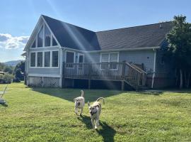 Bears Valley Inn - Peaceful, Pet-Friendly Family Retreat with Game Room, Fire Pit & Private Fishing Pond Near Top Attractions, Hotel in Sevierville