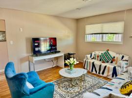 Chic Home with Expansive Backyard- duplex back unit, h&ocirc;tel acceptant les animaux domestiques &agrave; San Mateo