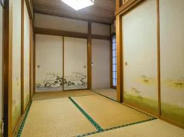 Tatami House 3minutes from Keisei Usui Station 30minutes from Narita Airport 58minutes from Asakusa 49 minutes from Oshiage 65minutes from Ginza