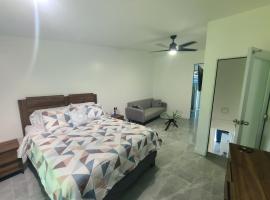 Deluxe Beach Condo in Dorado, hotel em Dorado