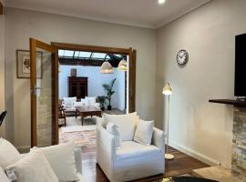 Tranquil Hideaway near the City- with Patio Lounge, hotel in Glenunga