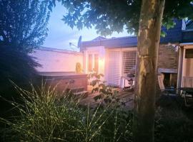 Bungalow, Uneinsehbar, 8 Personen maximal, 3 Personen oben, 5 unten, medenc&eacute;vel rendelkező hotel Eschbornban