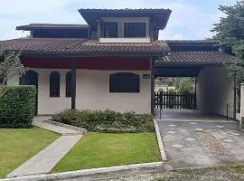 Caso em condomínio com lago, serra, campo e mar