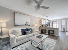 Stylish Haven NEW Walk to the Ocean Smart TVs Wifi，位于默特尔比奇的酒店