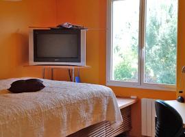 Chambre, avec accès à la cuisine, et au jardin calme, hotel in La Copechagnière