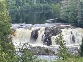 Maison au coin de la chute Valin, biệt thự ở Saguenay
