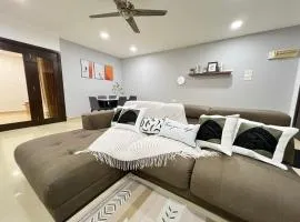YOLO4 4BR 16PAX CentralTown Netflix