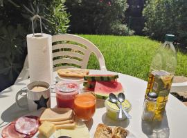 Casa Addaia Playa Arenal d'en Castell Beach، فندق في ميركادال