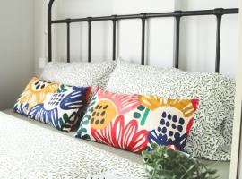 Cozy room in Khlongluang II - Self Check-in，Khlong Luang的有停車位的飯店