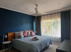 Hearty home in the suburbs, hotel i Edenvale