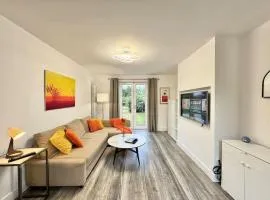 Modern 3 Bedroom Home - Free Driveway Parking - 6 Guests - Upstairs Bathroom and Downstairs WC