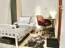 Picturesque City Cabin NW4 - Own Entry - Professional