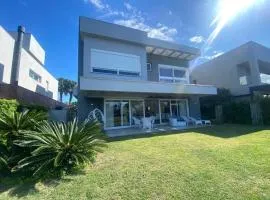 Casa Luxuosa no Condomínio Villaggio Atlântida