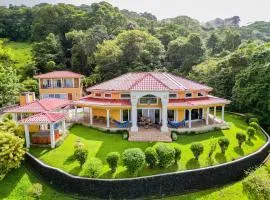 Luxe - 5 Lakeview Villas - Weddings - Retreats - AC - Pool - Hot Tub - Sleeps 25