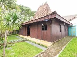 Joglo House in Central Bogor By penggemarlawas