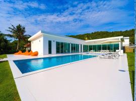 Luxury 4 Bed Pool Villa Palm Hills Golf Club - PH4A, ξενοδοχείο σε HHQ