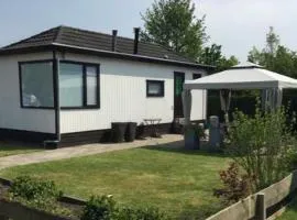 Verzorgd chalet in de Betuwe op park met natuurbad