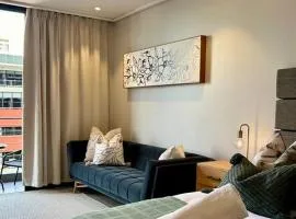 Modern 14th floor Apt with Balcony & Mountain Views at 16onBree