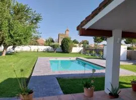 Chalet con piscina flor de la vida
