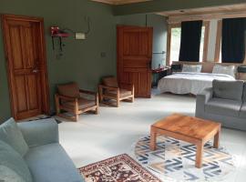 Bela Riverside Penthouse, hotel v destinaci Kāgān