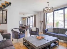 House for 18 people with cinema Place Morny