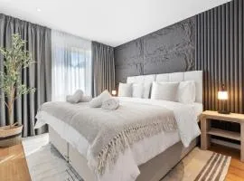 Designer 2BR Apartment, Superking Bed, Near Central London