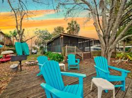 Mermaid Cove - Waterfront Home with Paddlecraft Direct Weeki Wachee River Access, hotel v destinaci Weeki Wachee