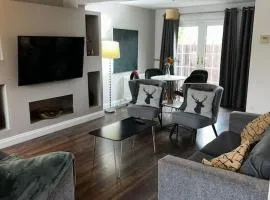 15 min drive to airport 20 min to Loch Lomond and city center