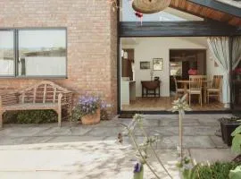 3 Bedroom House with Courtyard Garden and Parking