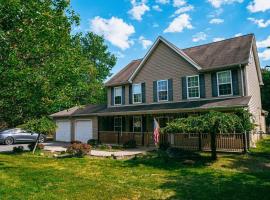 Gorgeous Cozy 5 Bedroom House with Hottub,Lake,Pool, hotel v destinaci Albrightsville