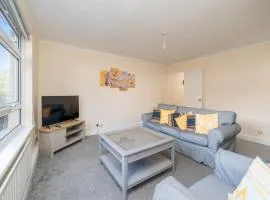 Modern & Stylish 2-Bedroom Near Redhill Station with Free Parking