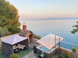 SUPER HORIZONT- Sea View Apartments with private Jacuzzi time & Free Parking