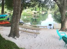 The Chuby Mermaid - Weeki Wachee River Access Waterfront with Paddlecraft