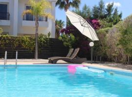 Villa & pool 3 bedrooms 2 minutes from the beach, хотел в Maa