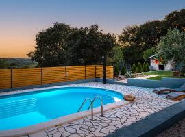 Villa Manda Adriatic heated pool, hotel v destinaci Skradin