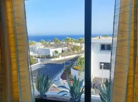 Sunny Corner, delux apartment vista mar and pool