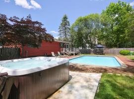 3 BR 2 BA Modern home with private hot tub, fire pit and lake view, Dogs ok!, hotel con tinas de hidromasaje en Tobyhanna