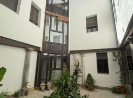 Suite Puerta de la Alhambra, pet-friendly hotel in Granada