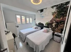 Novelda Centro Habitaciones con baño privado y compartido , cocina y terraza