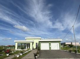 Luxury villa in gated community, hotel v destinaci Paramaribo