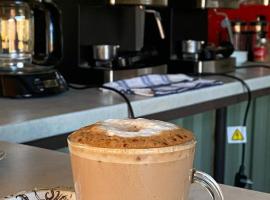 petrified forest restcamp, hotel con estacionamiento en Khorixas