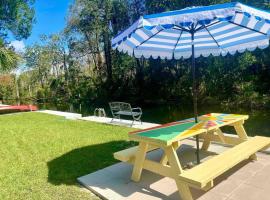Retro Retreat - Waterfront, hotel in Crystal River