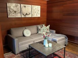 Nyoppusset og romslig leilighet med 6 soveplasser i et familievennlig omr&aring;de