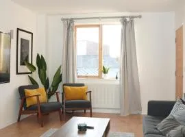 Spacious 4BR 4BA gated townhouse with balconies, Central JQ